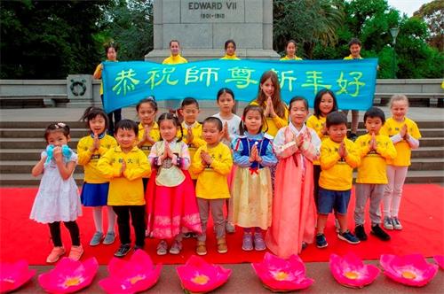 '圖3：澳洲墨爾本部份小弟子恭祝師尊李洪志大師新年好。'