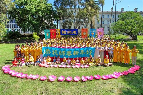 '圖1：二零一九年二月三日，墨爾本各族裔法輪功學員聚集在市中心的財政花園（Treasury?Gardens），給慈悲偉大的師尊李洪志先生拜年。'