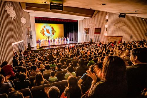 圖2：二零一九年四月三日晚間，神韻世界藝術團在高雄市文化中心舉行全台首場演出，謝幕時爆滿觀眾報以熱烈掌聲，感謝神韻藝術家們精彩演出。