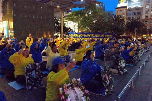 '圖17～23：夜幕降臨時，法輪功學員以燭光悼念被迫害致死的大陸法輪功學員，呼籲制止迫害。也希望點點燭光，能夠喚醒世人的正義良知。'