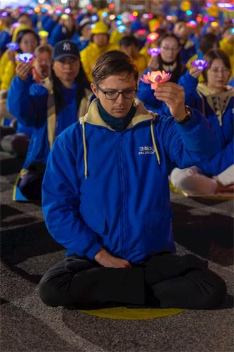 '圖6～8：華燈初上時，學員們手捧蓮花燈，神情肅穆，默默哀悼被中共迫害致死的同修。'