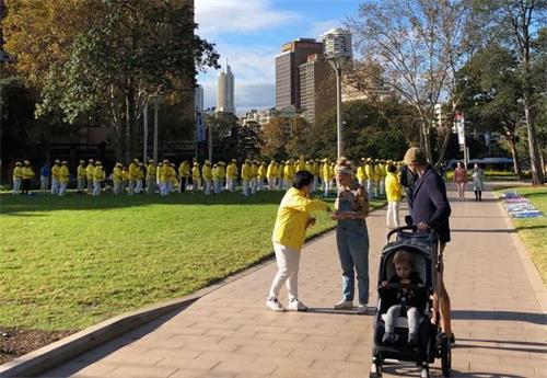 '圖10～12：五月十一日， 法輪功學員清晨在悉尼市中心海德公園（Hyde Park）集體大煉功'