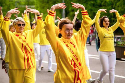 圖10： 在莫斯科素科爾尼基公園（Sokolniki park）法輪功學員功法展示