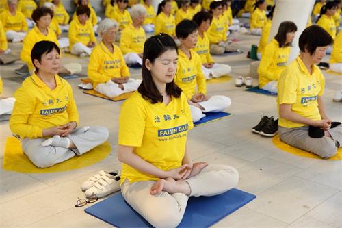 '圖6：二零一九年五月五日，桃園部份法輪功學員聚集在風禾公園集體煉功，慶祝「世界法輪大法日」。'