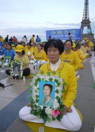 '圖7：劉玉梅女士手捧著妹妹劉玉清的照片，心情沉痛。'