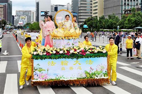 '圖20：法輪功遊行隊伍中的花車和仙女們。'