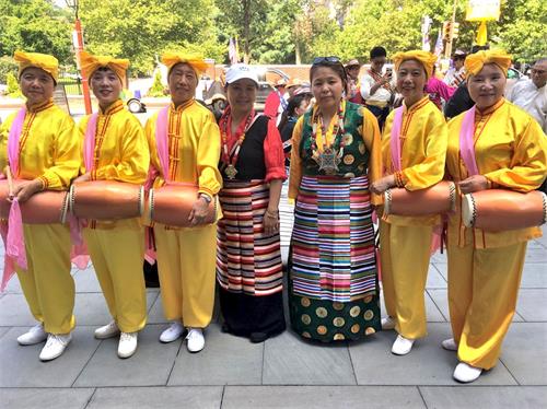 '圖7：兩位藏族婦女要求與腰鼓隊員合照，並表示想學煉法輪功。'