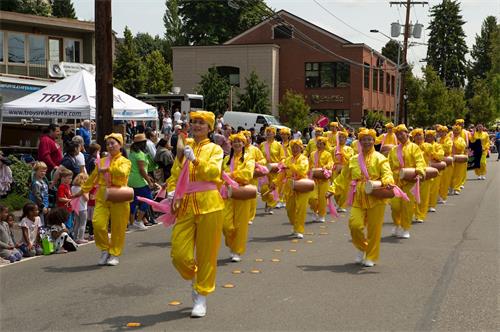 '圖1～3：二零一九年七月四日，法輪功學員參加波塞爾自由節遊行，受到主辦方和觀眾的歡迎。'