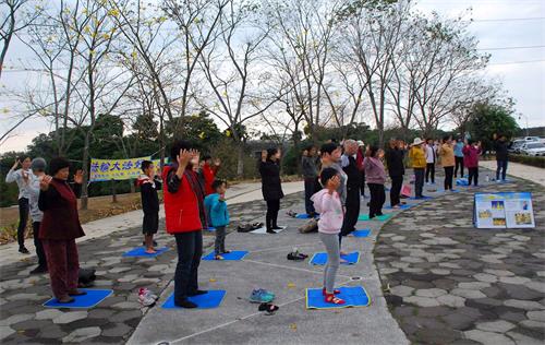 '圖2：法輪功學員在台灣嘉義仁義潭風景區集體煉功'