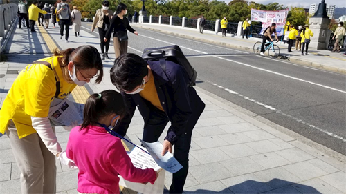 '圖1～12：民眾了解真相並在舉報書上簽名聲援'