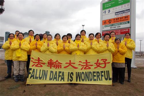 '圖4：多倫多太古廣場真相點大法弟子恭祝李洪志師父新年快樂！'