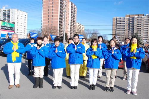 '圖5：多倫多 「終止中共」真相車隊大法弟子恭祝李洪志師父新年快樂！'