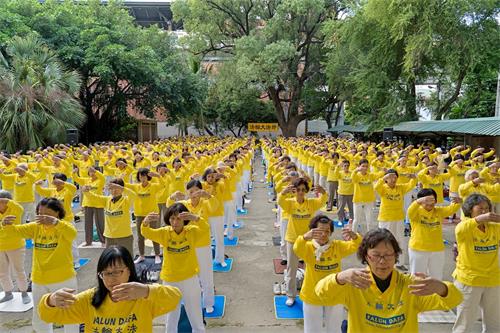 '圖3～4：台灣高雄地區部份法輪功學員於二零二零年十二月二十七日下午，在高雄橋頭糖廠中山堂廣場集體大煉功，展示祥和優美的五套功法。'