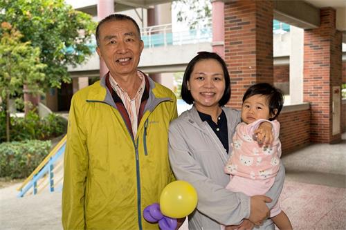 '圖15：專營適合人體工學休閒鞋的翁先生父女。翁先生學煉大法後氣色紅潤，精神很好，連人稱醫術高明的翁家兒子都見證了大法的神奇。'