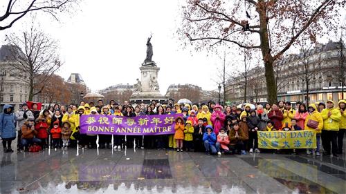 '圖1：法國部份大法弟子恭祝師尊新年快樂！'