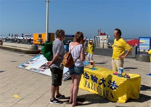 '圖2：二零二零年五月十一日，荷蘭法輪功學員也在海牙著名的海濱斯赫弗寧恩舉行了弘法活動。'