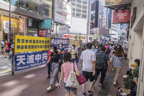 圖1～2：香港學員長年堅持在各真相點講中共迫害法輪功學員的事實真相，讓民眾能更加了解中共的邪惡與殘暴。