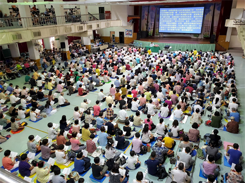 '圖：二零二零年八月九日，近千名法輪功學員相聚於台中，參加「全台對大陸講真相的學法交流會」。圖為與會者集體學法。'