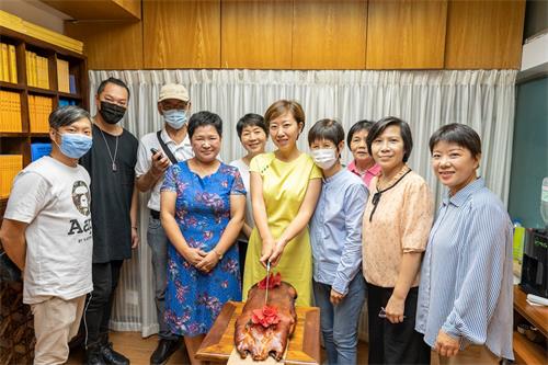 '圖2：民眾與法輪功學員一同祝賀天梯書店香港第一間分店的開張營業。'