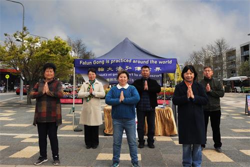 '圖2：李慧女士（後排左一）和堪培拉市中心真相點學員恭祝師尊中秋快樂！'