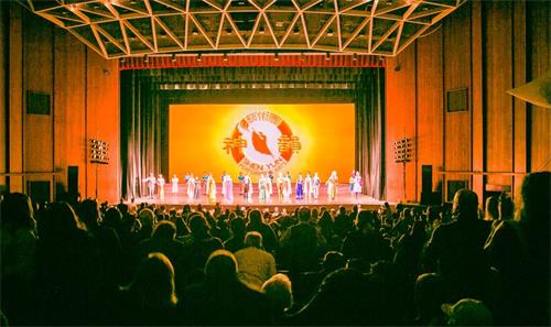 '圖4：二零二一年十一月五日至十一月六日，神韻世界藝術團蒞臨美國弗吉尼亞州諾福克市，在克萊斯勒音樂廳（Chrysler Hall，Norfolk）上演了三場演出。諾福克市長肯尼斯・庫珀・亞歷山大博士（Dr Kenneth Cooper Alexander）在演出前發賀信，恭賀神韻藝術團的到來。圖為十一月五日晚首場演出結束後，神韻藝術家們謝幕'