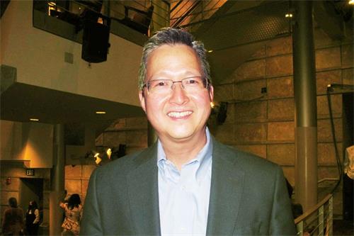 '圖12：二零二一年十一月六日下午，醫療保健集團的高級副總裁、前猶他州眾議員迪安﹒ 三培（Dean Sanpei）先生攜妻子觀賞了在丹佛布爾劇院的第三場演出。'