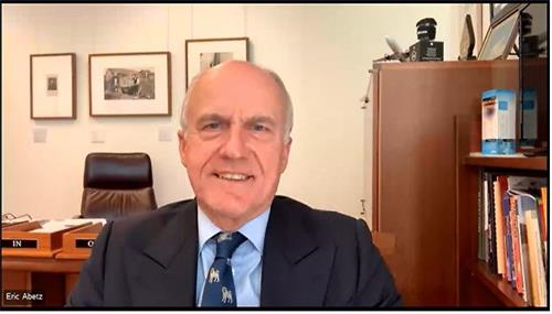 '圖1：澳洲聯邦參議員埃裏克・阿貝茨（Senator the Hon Eric Abetz）先生專訪視頻截圖。'