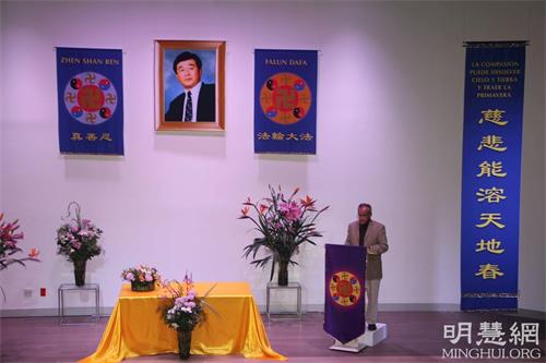 '圖2～7：學員在台上發言，交流他們的修煉體會。'