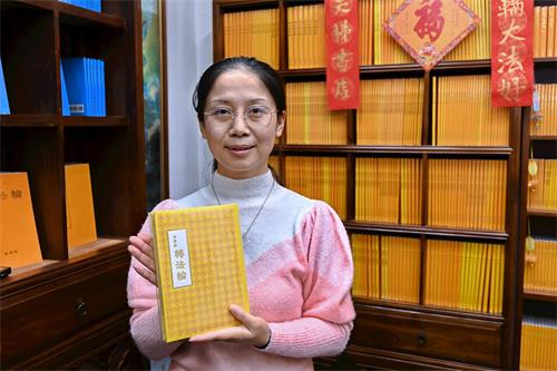 '圖3：法輪功學員譚小姐分享客戶來買法輪大法書籍《轉法輪》的故事。'