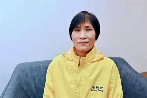 '圖5：法輪功學員阿容向師尊拜年。'