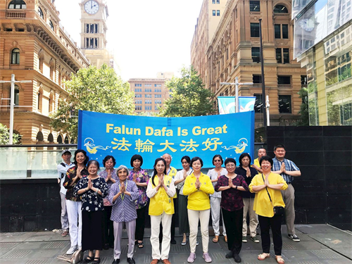 '圖1：長期堅持在悉尼金融和政界聚集地馬丁廣場（Martin Place）講真相的大法弟子向師尊拜年：師尊過年好！'