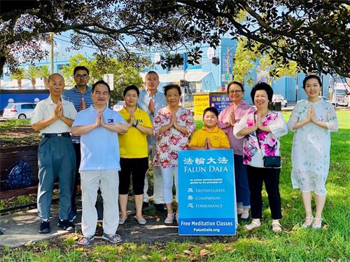 '圖3：常年堅持在悉尼魚市場對面公園掛橫幅、講真相的大法弟子向師尊拜年：師尊過年好！'