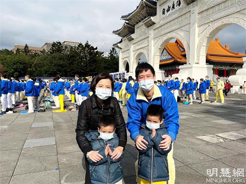 圖8：憶緣和韻如與二個兒子向師尊拜早年，恭祝師尊新年好！