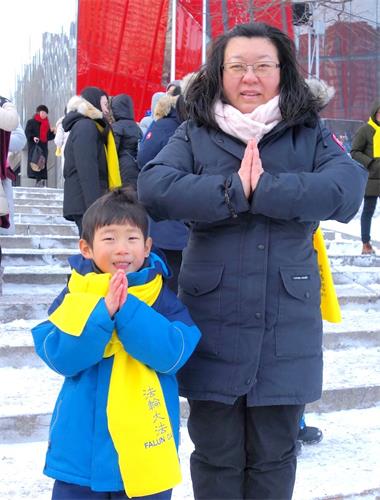 '圖5：劉女士和兒子恭祝師父過年好。'