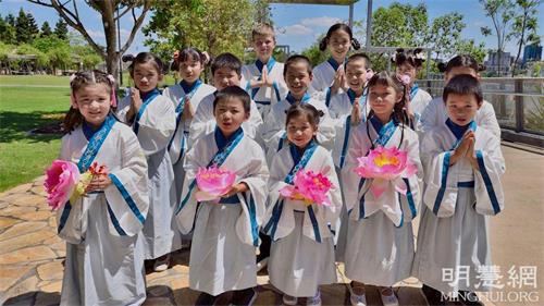 '圖1～2：澳洲昆士蘭大法小弟子恭祝慈悲偉大的師尊新年快樂！'