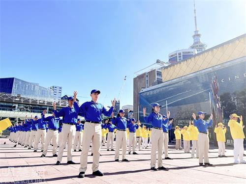 圖1～2：二零二二年四月二十三日，法輪功學員在市中心奧提亞廣場集體煉功，場面祥和。