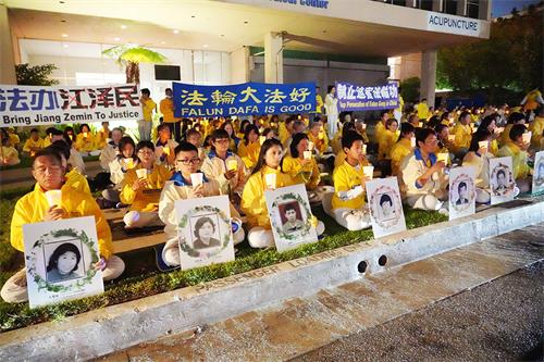 圖5：夜幕降臨，洛杉磯法輪功學員們燃起點點燭光，默默悼念被中共殘酷迫害致死的法輪功學員，喚醒人們心中的善良。