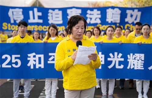 圖9：二零二二年四月二十三日傍晚，法輪功學員王春彥在紀念「四﹒二五」和平上訪二十三週年集會上發言。