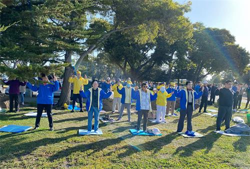 圖3～4：舊金山東灣部份法輪功學員在聖利安珠市（San Leandro）的瑪麗娜海邊公園集體煉功，場面祥和。學員還拍到了五彩能量場。