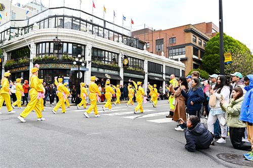 圖3~4：法輪功的隊伍是本次遊行中人陣容最大的團體