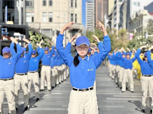 '圖2～3：法輪功學員集體煉功'