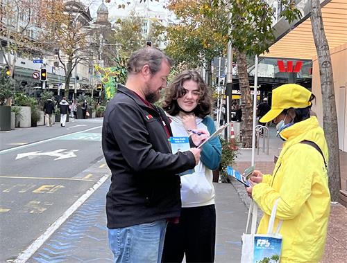 圖15-16: 人們明白真相後，紛紛簽名支持法輪功學員反迫害。