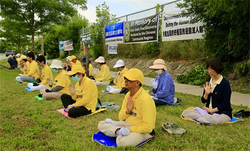 圖1：加拿大首都部份渥太華的法輪功修煉者中使館前抗議中共對法輪功長達23年的迫害，並要求中共立刻停止迫害，釋放所有被非法關押的法輪功學員。