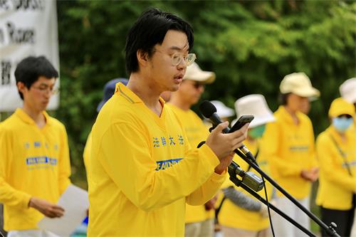 圖2：七月二十日，卡爾頓大學學生劉之源在加拿大中使館前講述了自己家人遭受的迫害，他的父親目前再次被中共拘禁，並已失去聯繫。