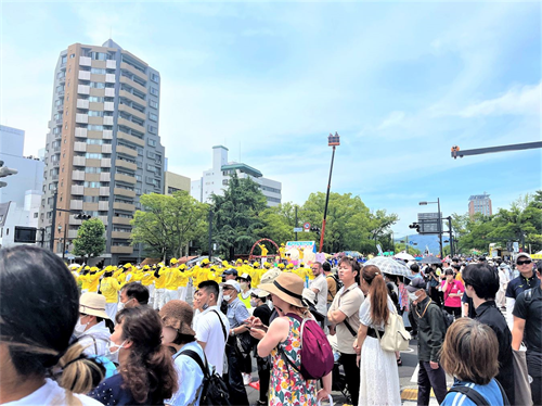 '圖7：法輪功學員的遊行場面盛大，海內外遊客慕名來參觀遊行活動。'