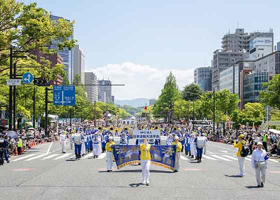 日本廣島鮮花節　市民了解法輪功