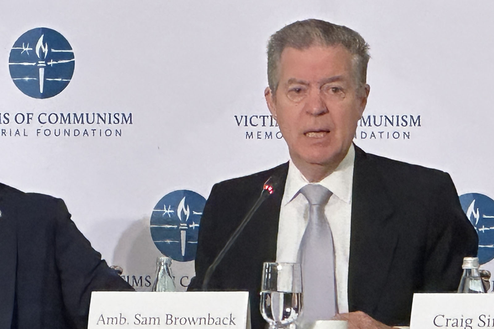 圖2:前美國國際宗教自由事務無任所大使、堪薩斯州聯邦參議員、堪薩斯州州長薩姆<b>﹒</b>布朗巴克在論壇會上演講。