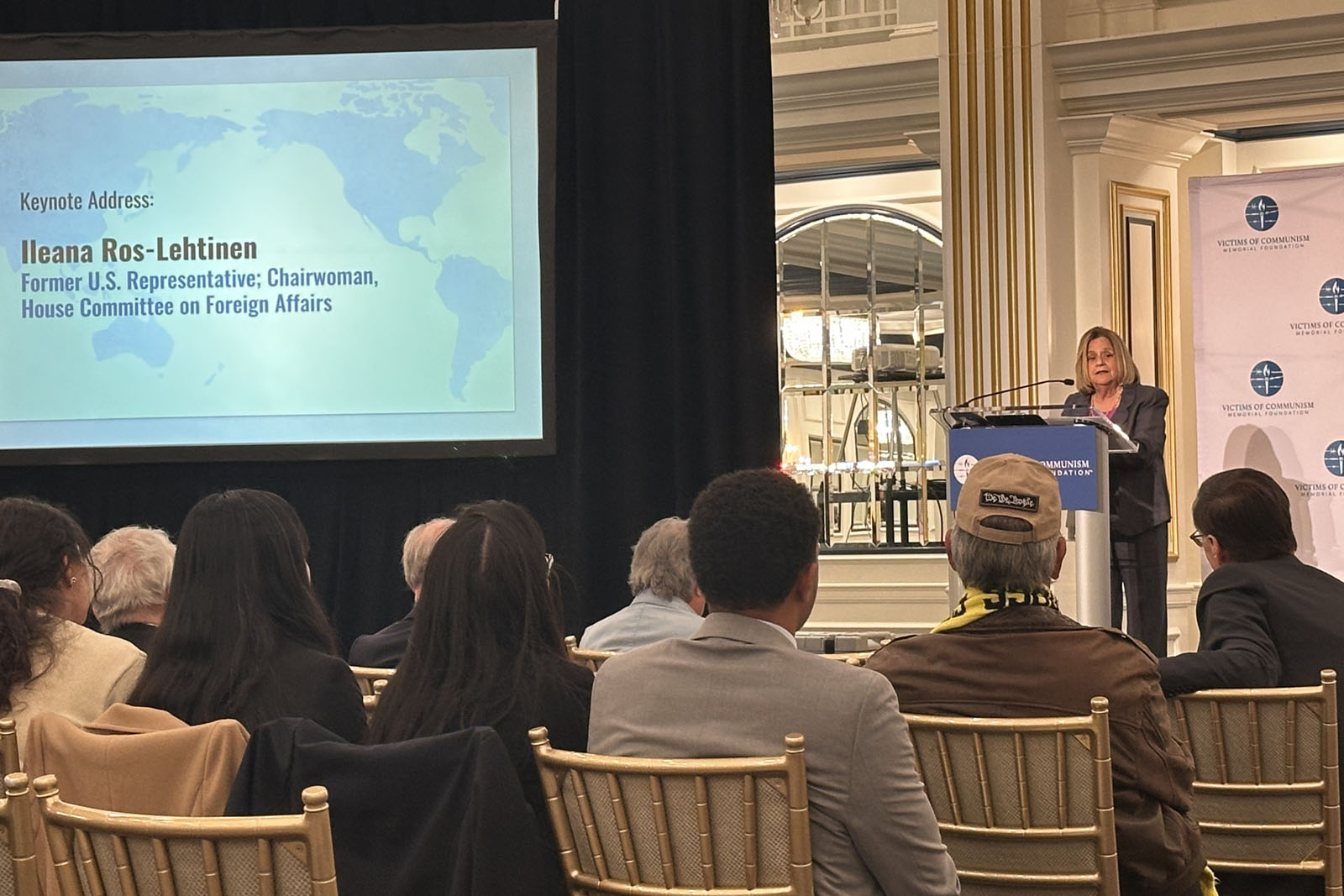 圖3:前美國國會資深眾議員伊萊安娜‧羅斯-萊蒂寧在論壇會上演講。