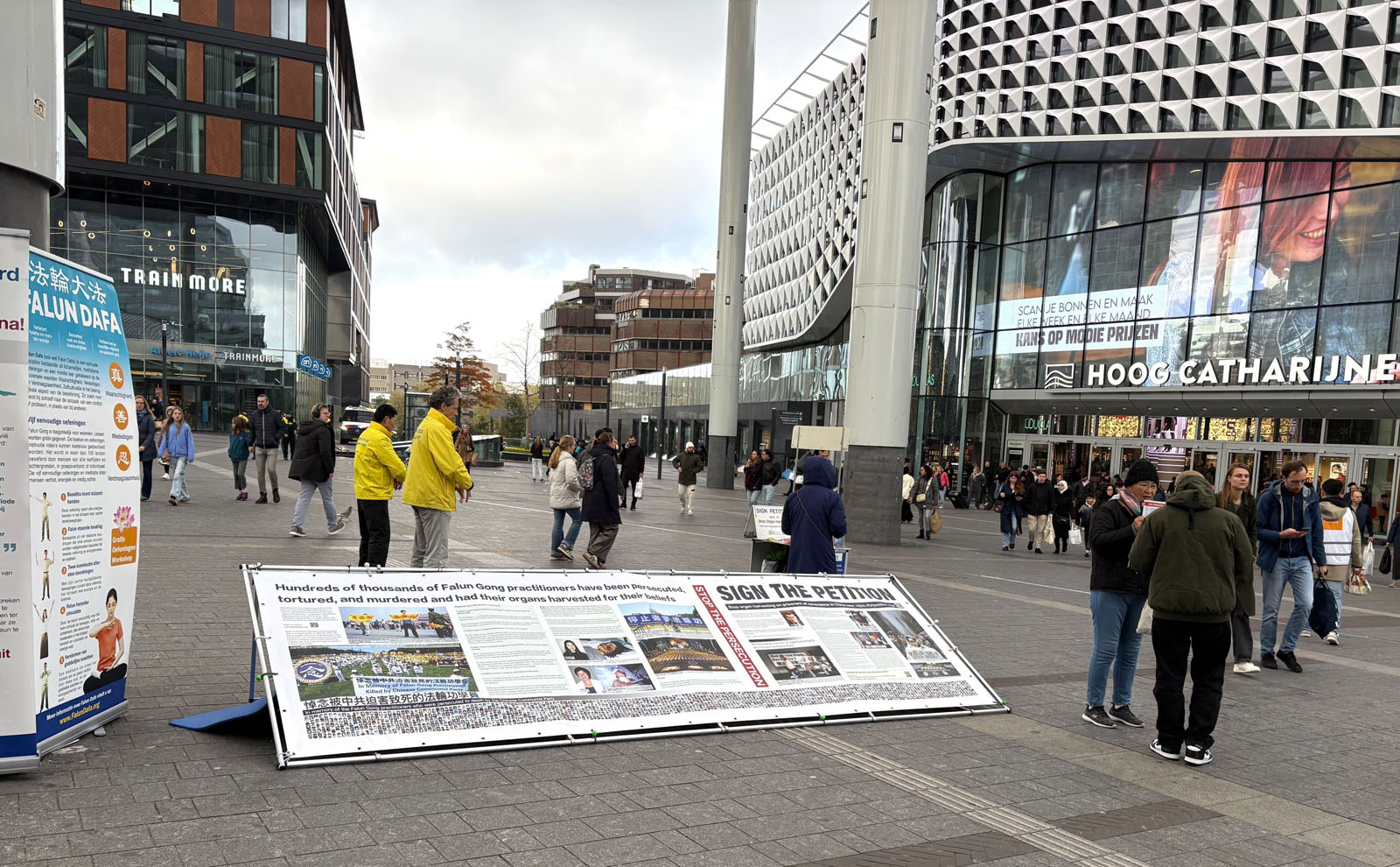 圖1~9:二零二五年十月二十六日,荷蘭法輪功學員在烏得勒支中央火車站附近向民眾展示法輪大法的美好,揭露中共活摘法輪功學員器官的罪行。