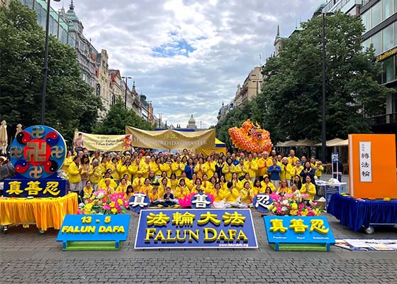 捷克學員在布拉格慶祝世界法輪大法日